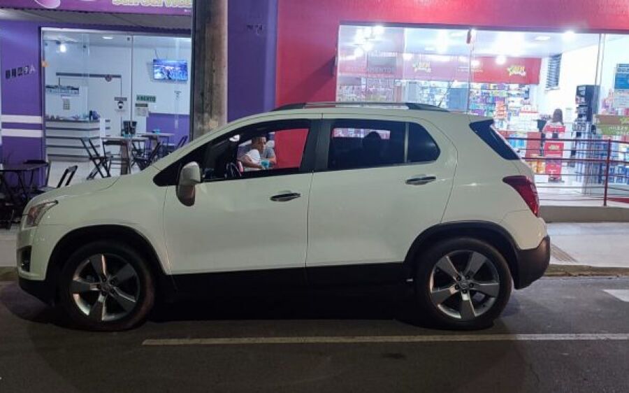 Idoso fica ferido após colidir bicicleta em carro na Avenida Virgínia Ferreira