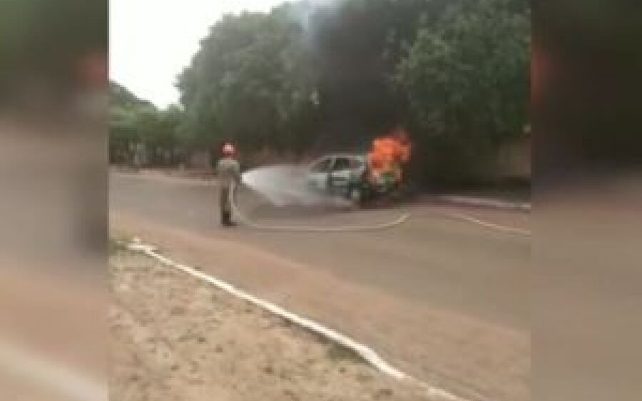 Um dia depois de sair da manutenção, carro pega fogo no meio da rua em Coxim