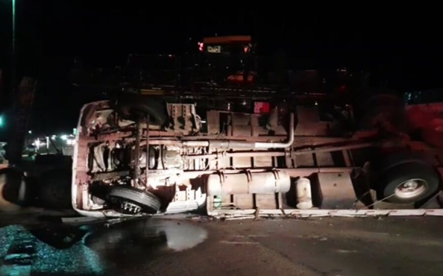 Caminhão tomba durante acidente com carreta na BR-163 em Rio Verde