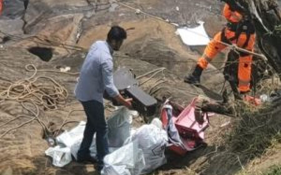 Polícia precisou atirar para impedir que ladrões roubassem pertences do avião de Marília Mendonça