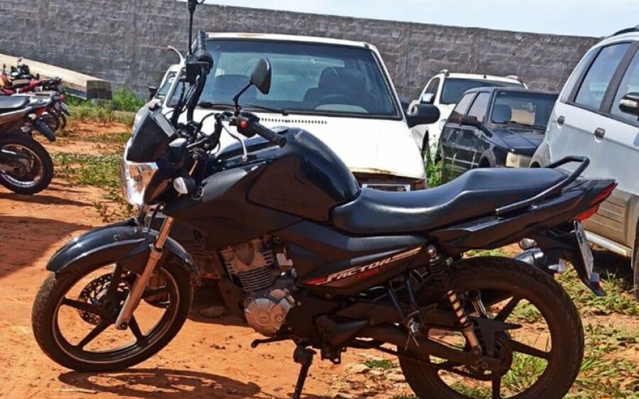 Dois são presos e adolescente é apreendido suspeitos de furtar motocicleta em Coxim
