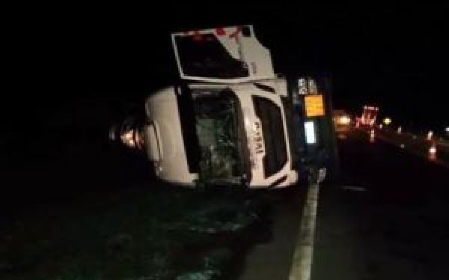 Caminhão com 34 mil litros de etanol tomba e derrama combustível na BR-163 em Sonora