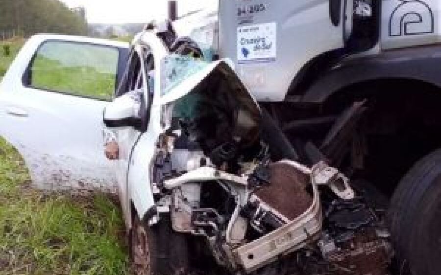 Quatro pessoas morrem em acidente entre carro de passeio e carreta