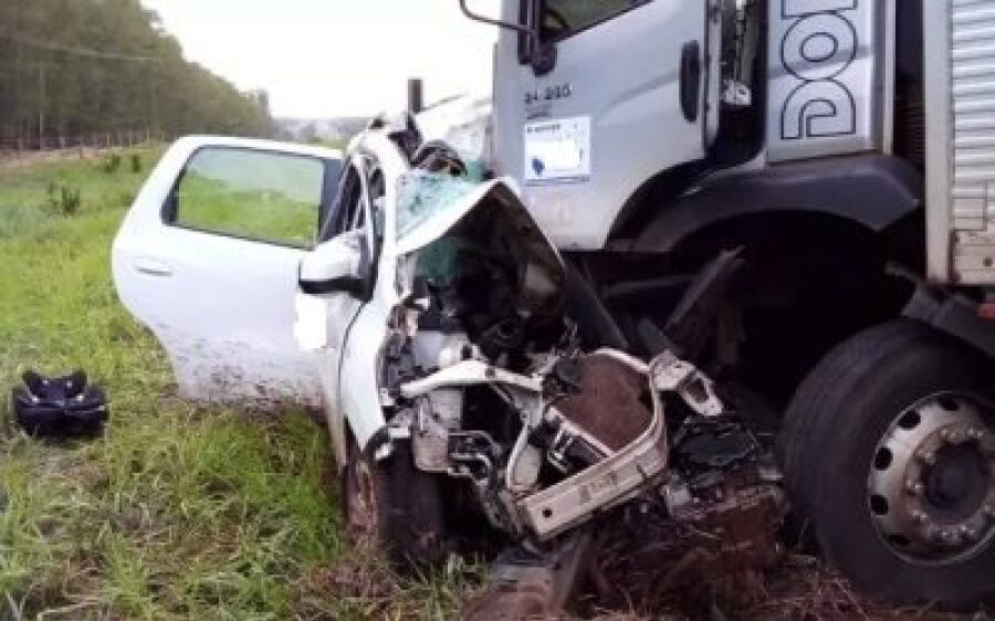 Criança de 2 anos está entre vítimas de acidente com caminhão e carro na BR-262