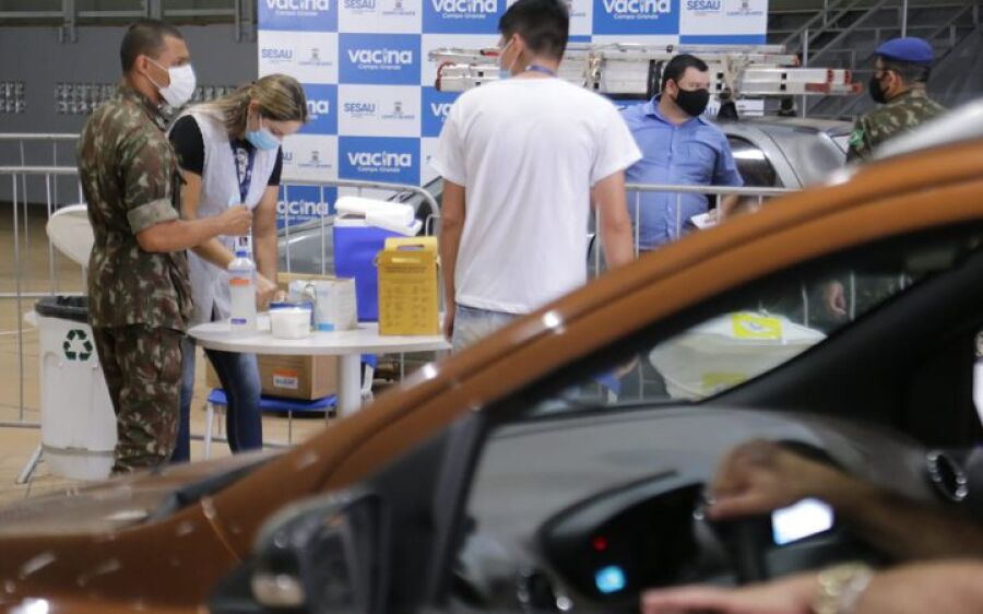 Ampliação para 3ª dose da vacina contra Covid triplica movimento em drive-thru de Campo Grande