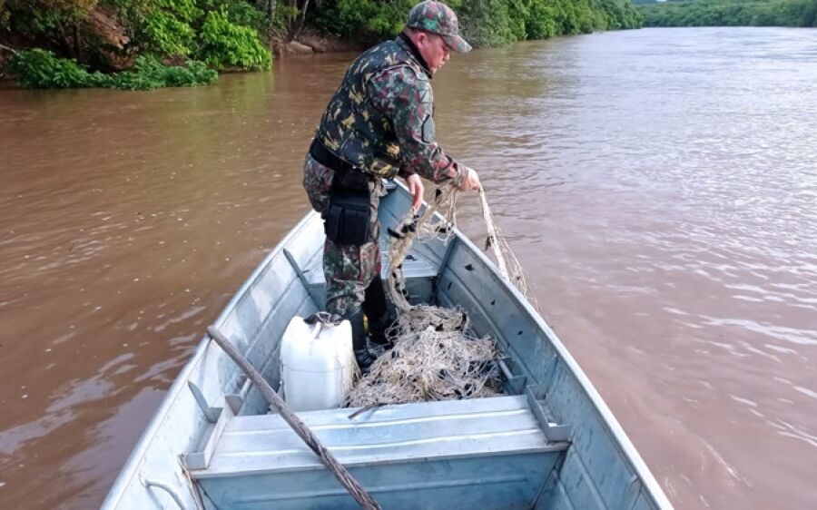 PMA usa drone e surpreende pescadores fazendo arrastão com rede de pesca em corredeira no Rio Coxim