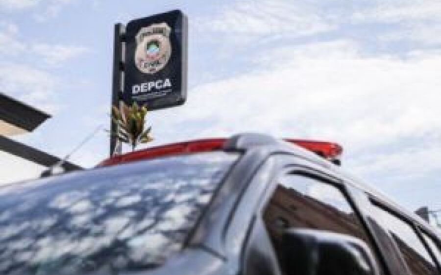 Aos prantos, crianças pedem ajuda a polícia ao sofrerem maus-tratos pela mãe