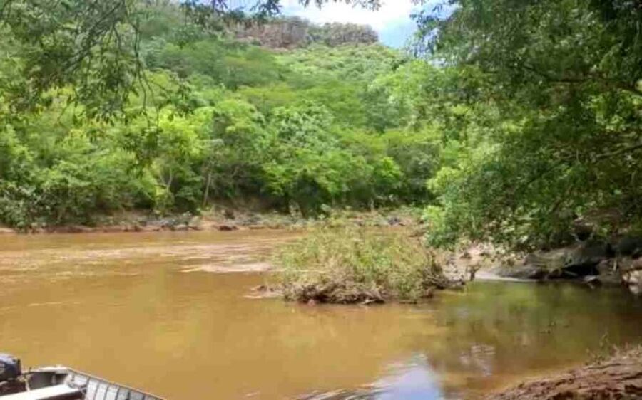 Homem tenta fugir de abordagem da PMA pulando em rio e morre afogado