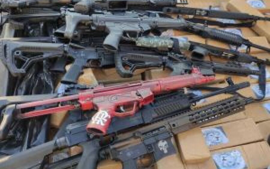 Polícia intercepta camionete com 1 tonelada de maconha e arsenal de armas
