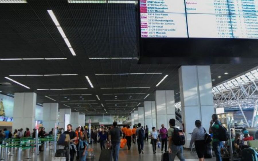 Governo federal publica portaria que exige quarentena para viajantes não vacinados