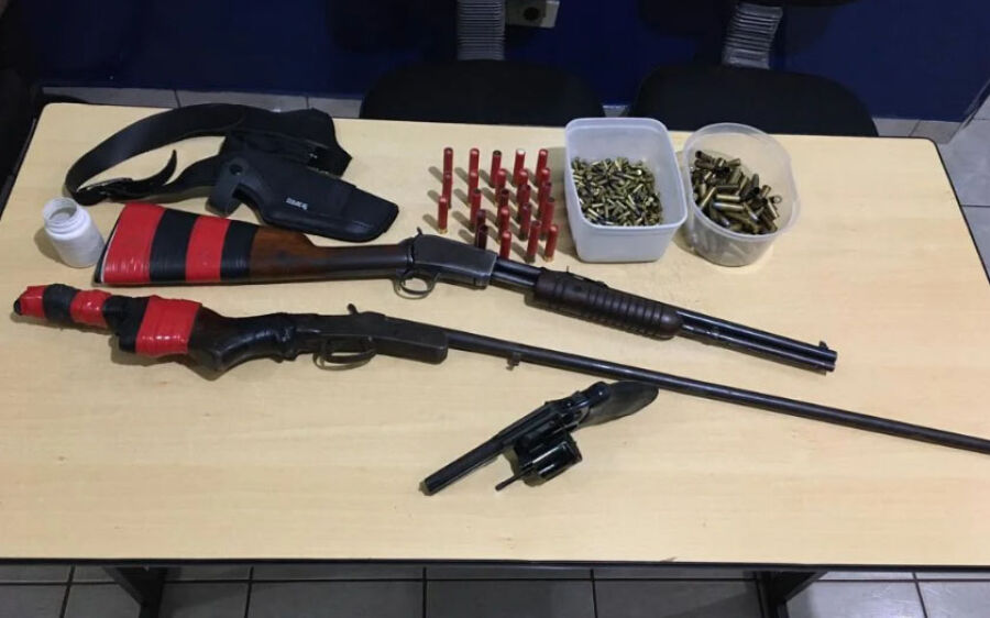 PM prende homem por porte ilegal de arma e apreende diversas armas e munições em Pedro 