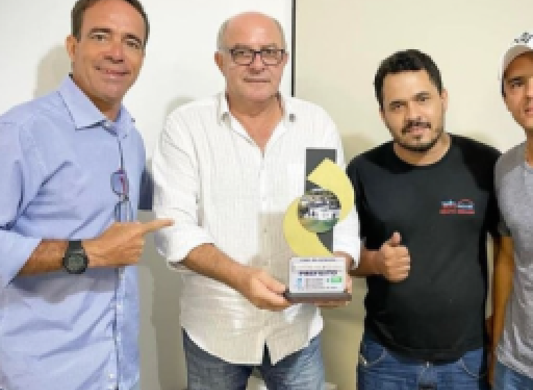 Pilotos entregam troféu ao prefeito Réus Fornari em alusão ao apoio destinado aos esportes radicais 