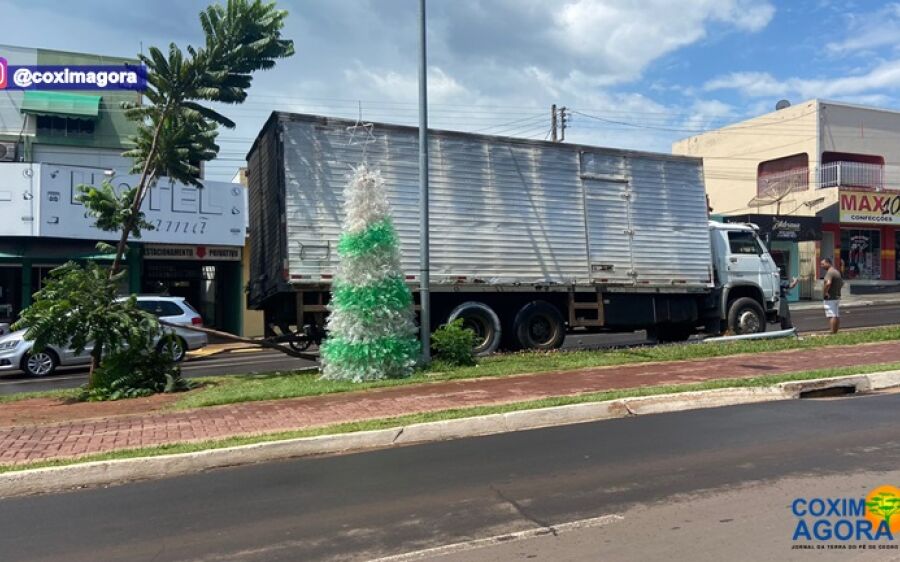 Caminhão baú sofre pane mecânica, desce de ré a Avenida Virgínia Ferreira, ninguém se feriu