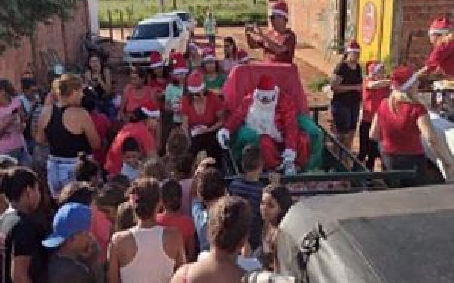 Papai Noel visita o bairro Vale do Taquari e a Vila Mariana em Coxim