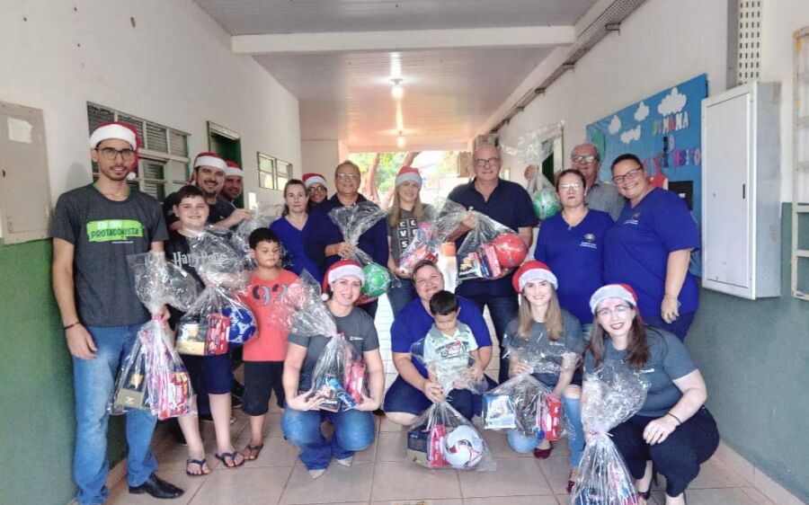 Prefeito Réus Fornari  acompanha ação Natal  Solidário Sicred em Rio  Verde
