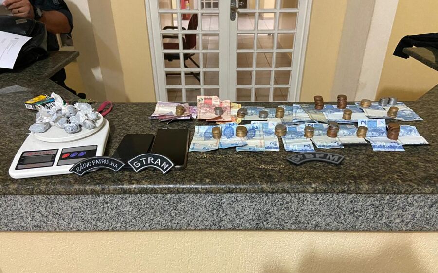 PM prende casal por tráfico e apreende dinheiro, drogas, celular e motocicleta em Coxim