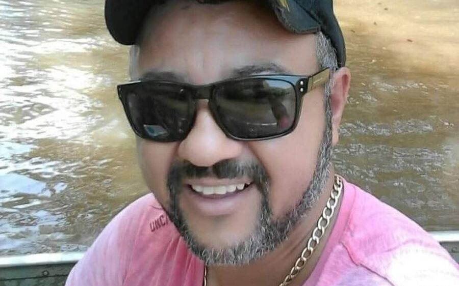 Empresário é morto com diversos tiros, na frente da mãe, por atirador em moto 