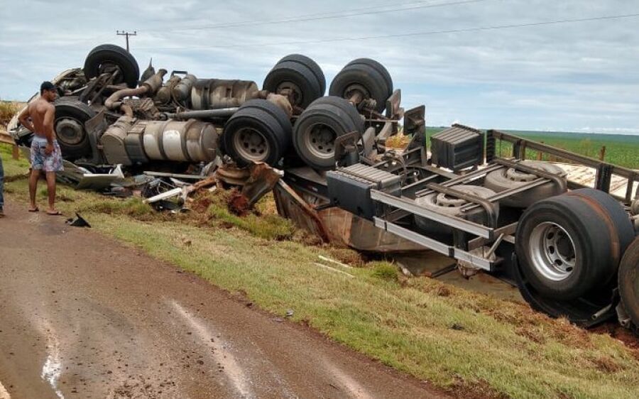 Motorista morre após bater em guard rail e tombar caminhão na BR-163, entre São Gabriel e Rio Verde