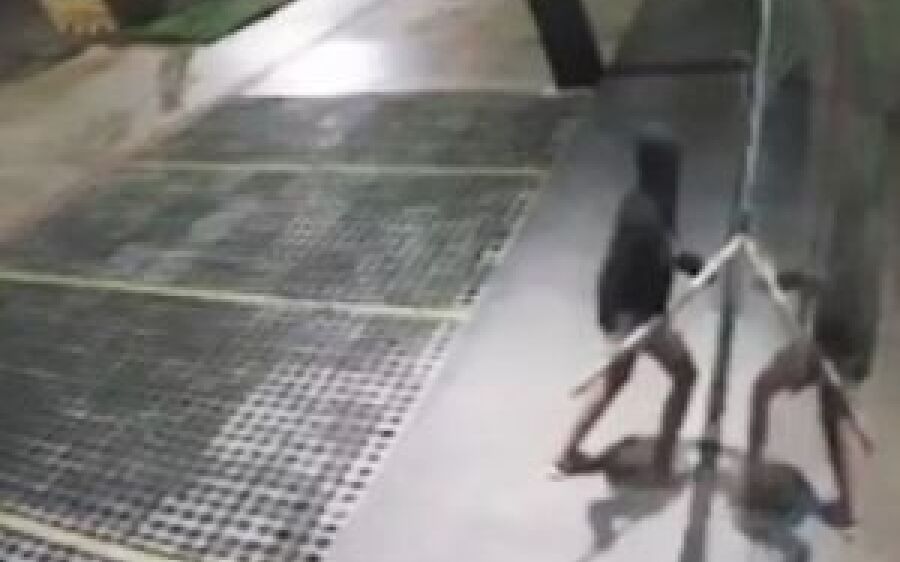 Mulheres arrombam papelaria e levam malas, mochila, dinheiro e até panelas