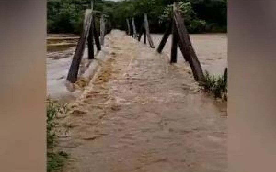 Ponte sobre o Rio Coxim fica alagada depois de chuvas fortes