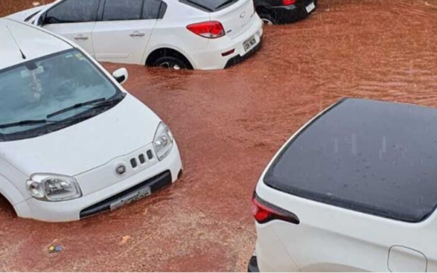Chuva rápida volta a causar prejuízos e alagar área nobre de Campo Grande