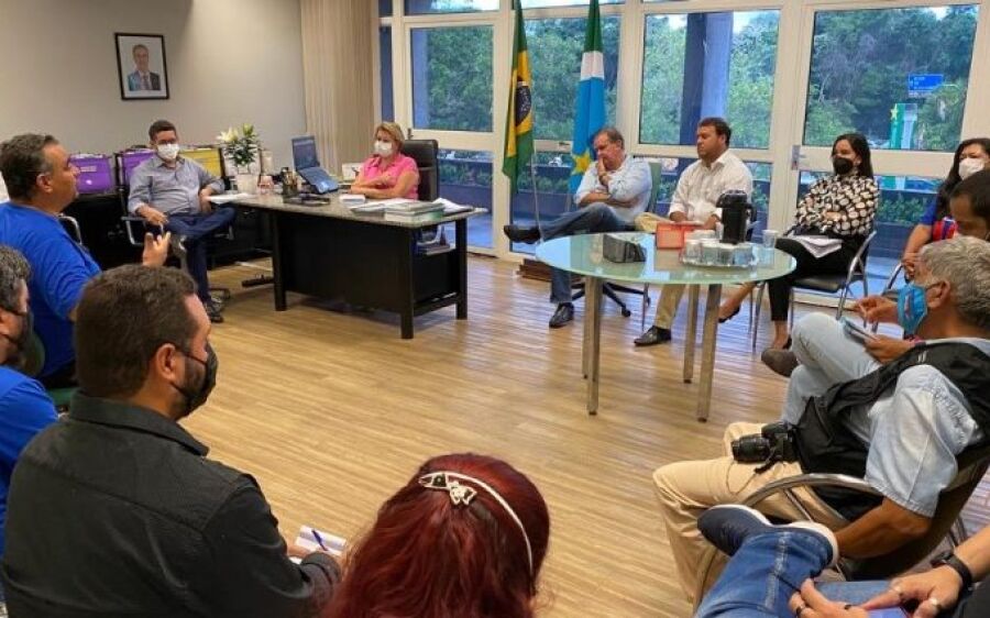 Em reunião com professores, Governo garante concurso e abre negociação sobre salário de contratados