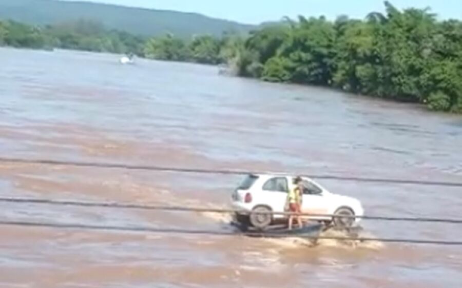 Cena de veículo sendo transportado em dois barcos no Rio Taquari chama atenção dos coxinenses