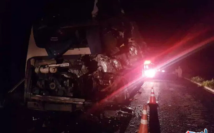 Carreta atinge ônibus parado em rodovia e mata quatro