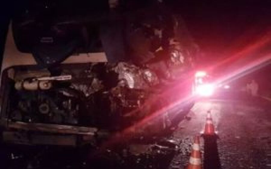 Carreta atinge ônibus parado em rodovia e mata 4
