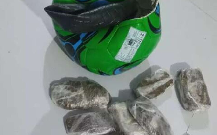 Polícia penal apreende maconha dentro de bola de futebol em presídio 