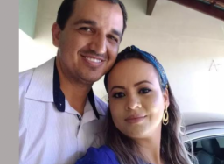 Casal é encontrado morto dentro de casa ao lado de revólver 