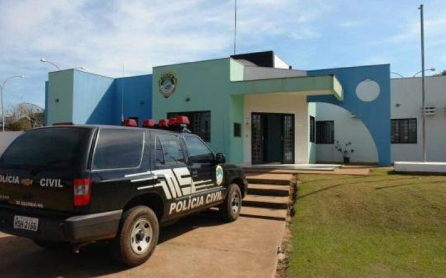 Marido arrasta mulher presa ao carro e ameaça matá-la na frente de policiais em MS