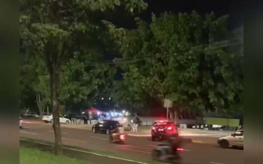Motociclistas fazem manobras radicais mesmo com polícia na cola
