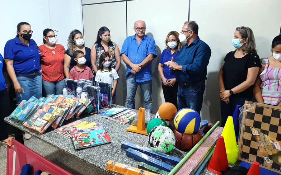 Prefeitura de Rio Verde entrega kits  escolares para professores e alunos da Rede Municipal 