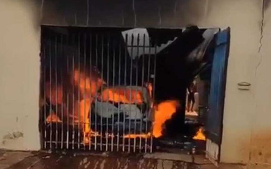 Incêndio começa em carro estacionado e atinge casa onde estava família com crianças