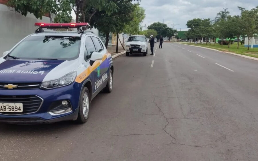 Polícia Militar realiza blitz em bairros de Coxim e remove 12 veículos irregulares