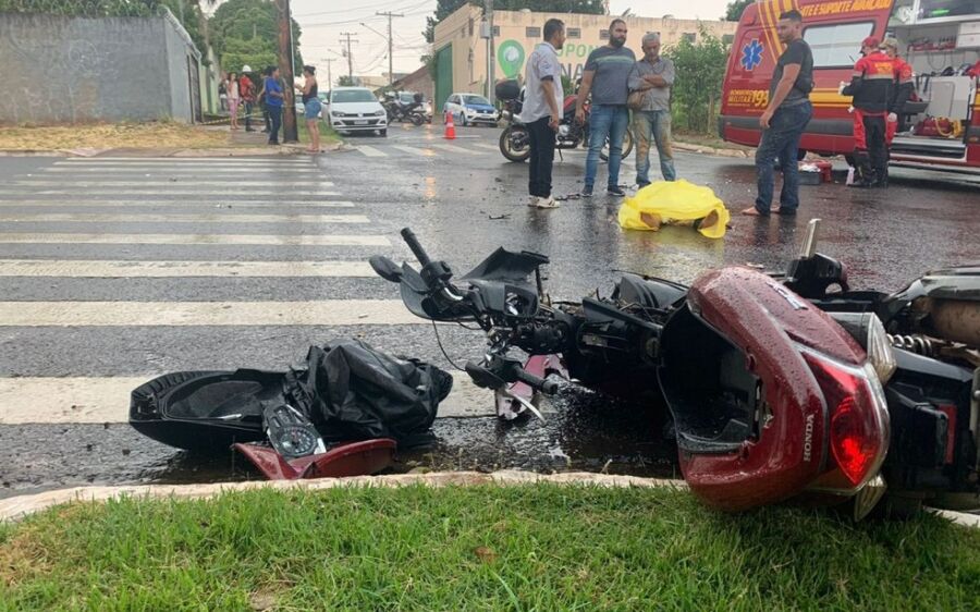 Na garupa, mãe morre após filho colidir moto contra caminhão em Campo Grande