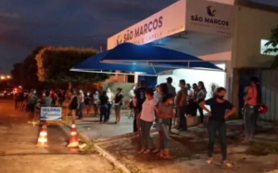 Familiares e amigos se despedem de jovem que morreu em acidente de trânsito na Capital