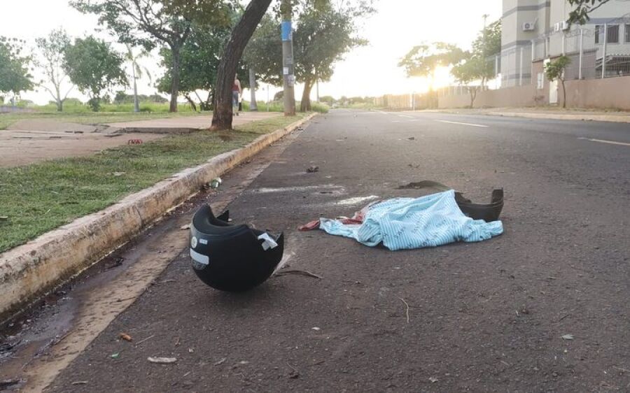 Motociclista perde controle, bate em árvore e morre em Campo Grande
