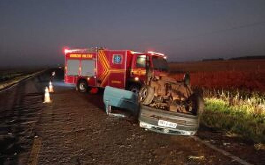 Carro capota e passageira morre após ser lançada para fora da pista