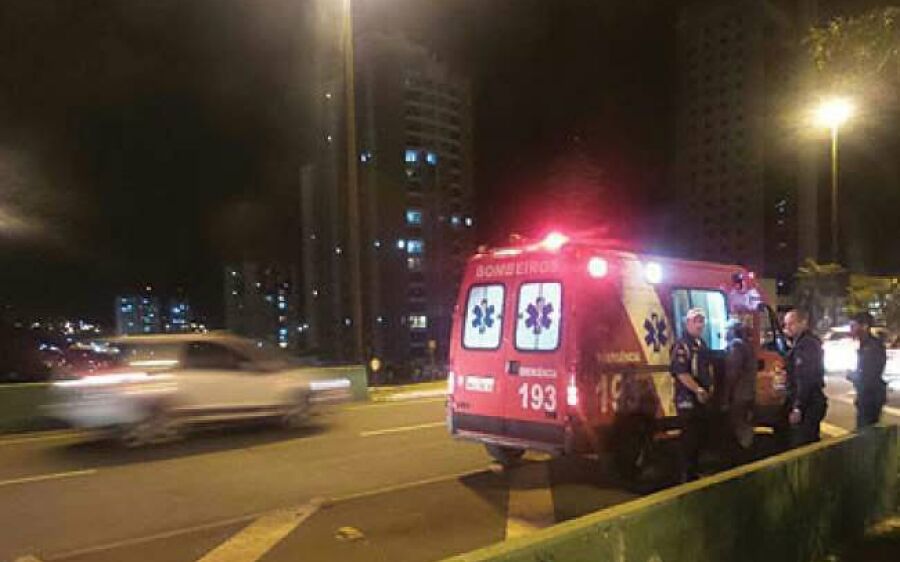 De folga, casal de policiais salva menina que tentava se jogar de ponte