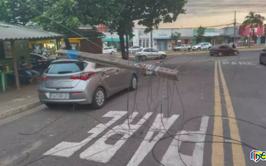 Caminhão arrebenta fios e derruba poste em cima de carro