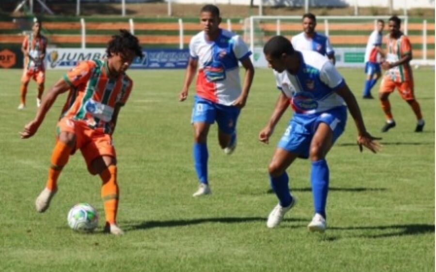 Coxim surpreende Naviraiense e volta à briga por vaga no hexagonal