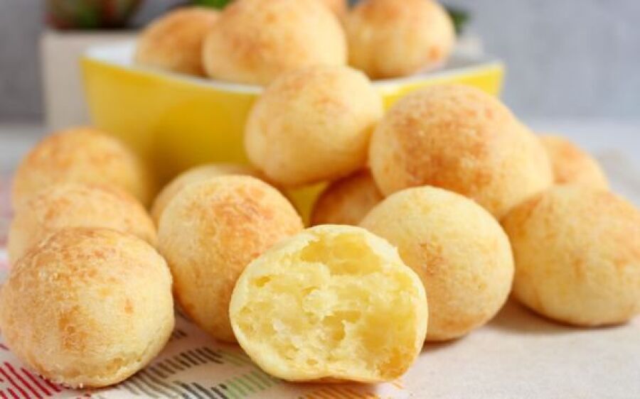 Junte tudo e amasse bem: pão de queijo sem ovos feito em um único passo