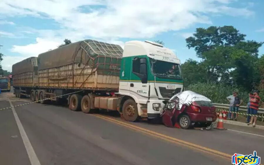 Homem morre esmagado após colisão entre carro e caminhão na BR-163, entre Rio Verde e São Gabriel