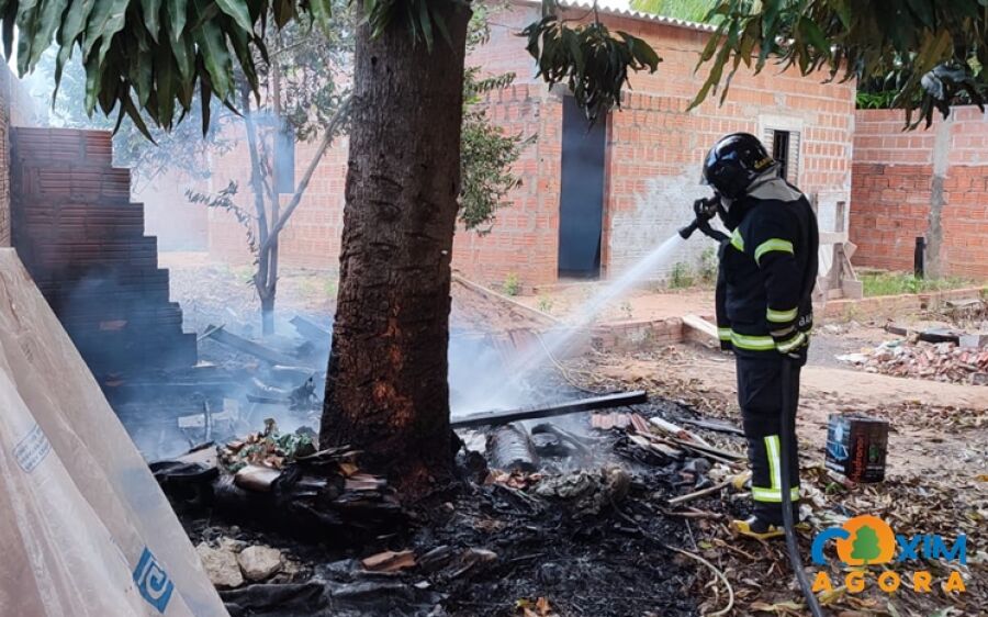 Bombeiros combatem incêndio em entulho de residência em obras no Senhor Divino