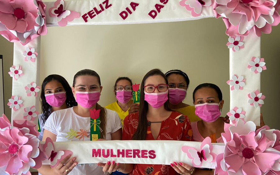 Creas entrega lembrancinha em  alusão ao Dia Internacional da Mulher