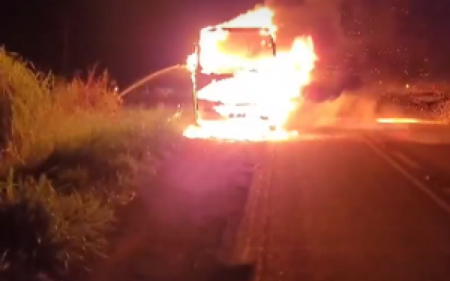 Ônibus escolar de Dois Irmãos do Buriti pega fogo e fica destruído em rodovia