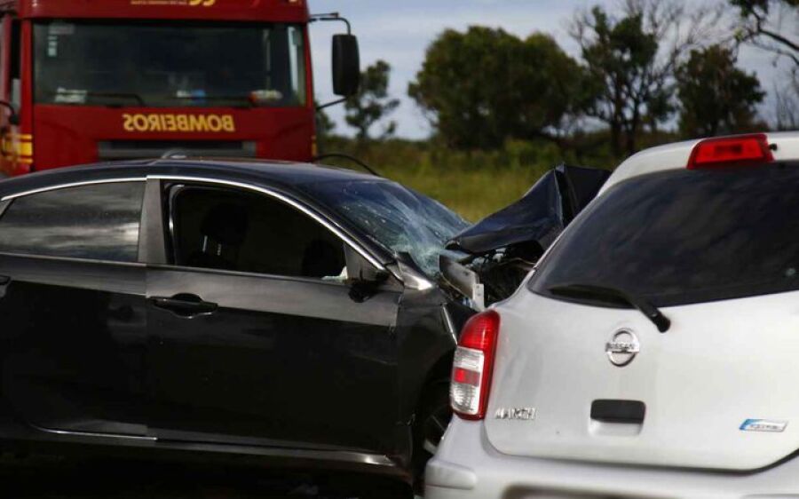 Casal morreu prensado pelo motor de carro em acidente com 3 mortos na BR-060