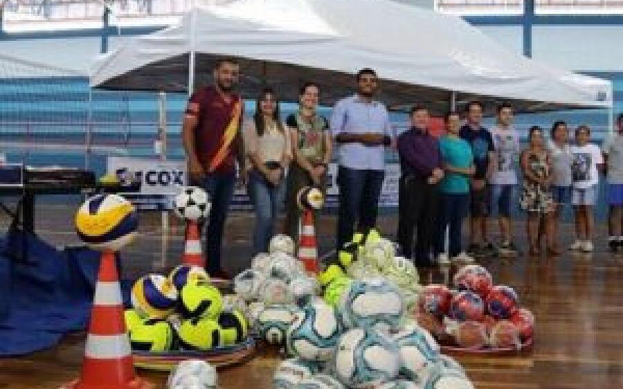 Prefeitura de Coxim entrega materiais esportivos e reativa escolinhas de treinamento